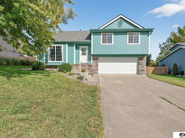 209 Sea Pines Dr, Papillion, NE 68133
