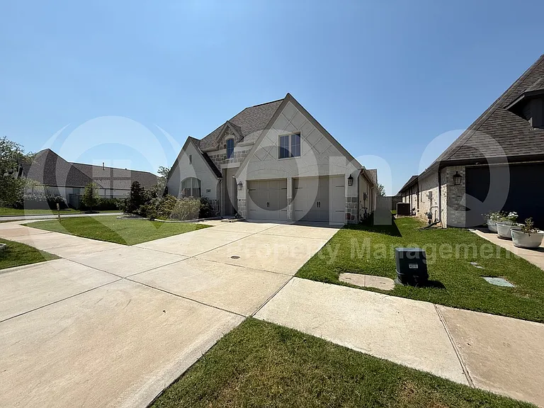 2401 Robin Way — Photo 3
