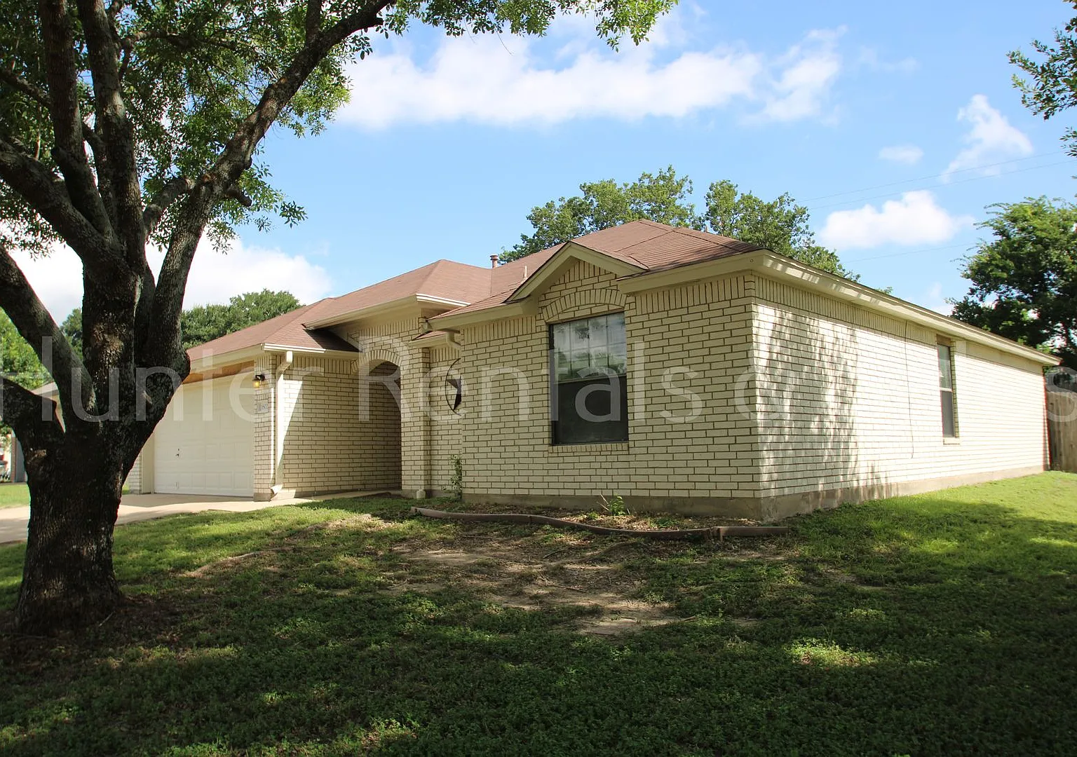 Charming 3-Bedroom Home with New Carpet and Spacious Backyard — Photo 2