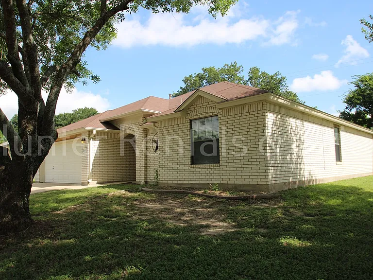1802 Mattie Dr — Photo 2