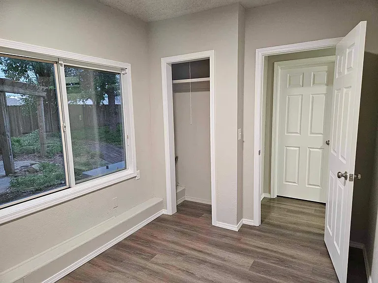 913 W Oak St N #2 — Photo 6