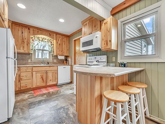 4th image of 1808 Edgewood Dr