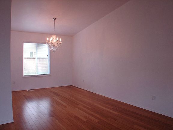 4th image of 1316 202nd St E