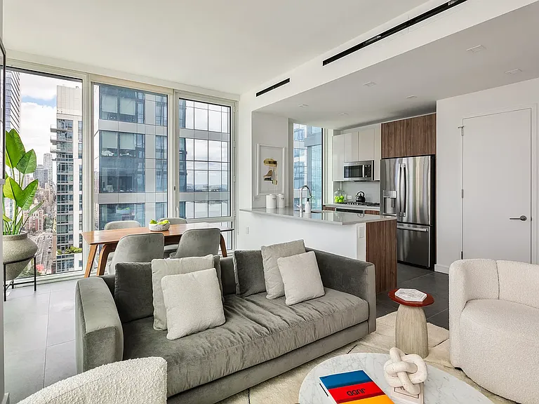606 W 30th St #33G — Photo 2