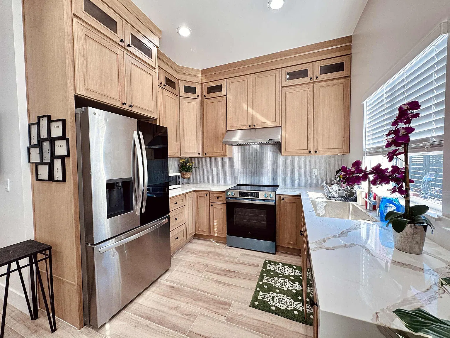 2 bed, 830 sqft, $3,100 — Photo 3