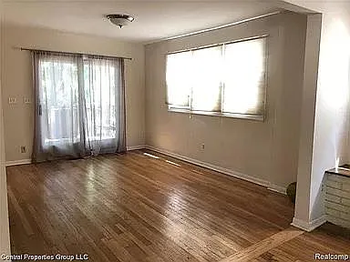913 Knowles St — Photo 7