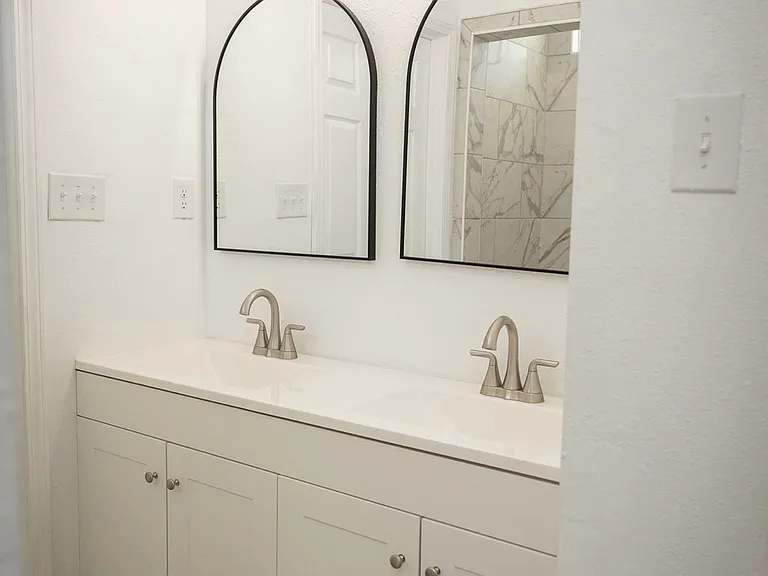 2411 W Avery St — Photo 9