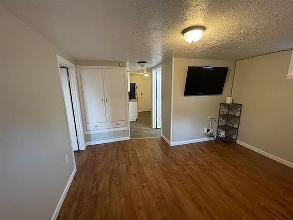 4th image of 1525 1/2 E Fremont St