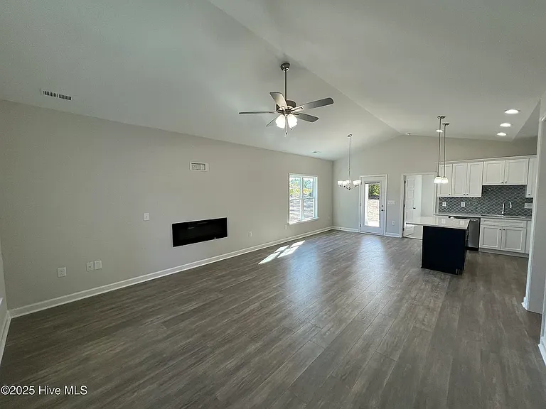 403 Creeks Edge Dr — Photo 3