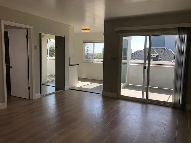1 bed, 700 sqft, $2,100 — Photo 3