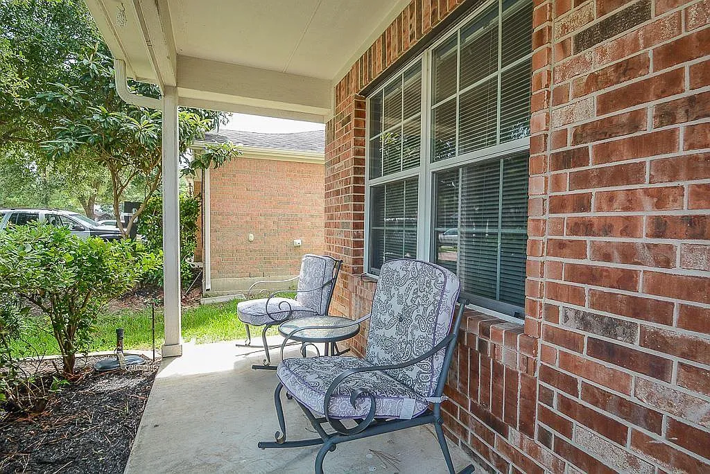 4 bed, 2.5 bath, 2432 sqft, $2,300 — Photo 3