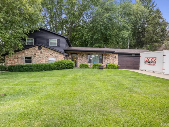 6180 Meyer Ave, Brighton, MI 48116