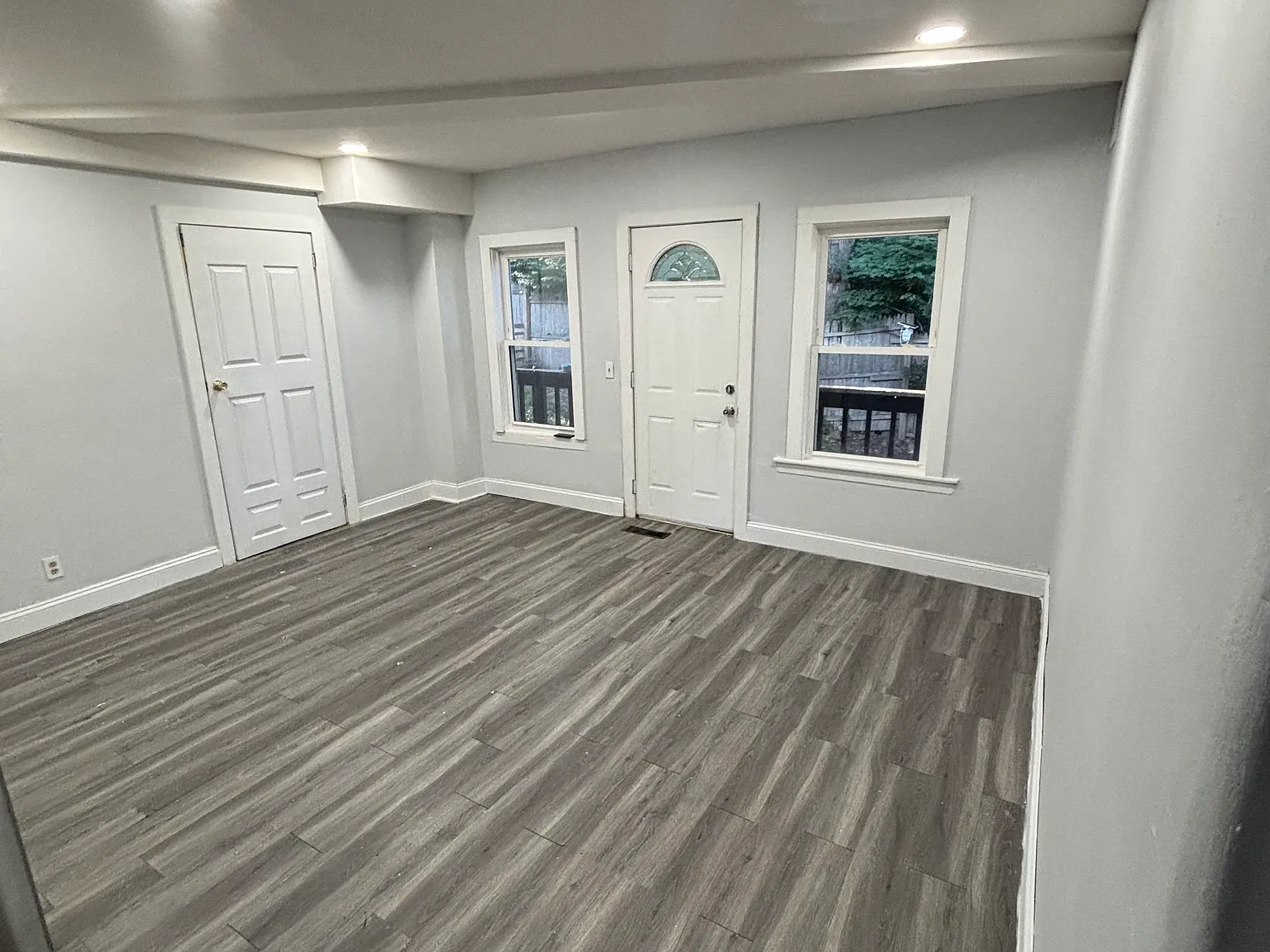 3 bed, 1050 sqft, $2,100 — Photo 3