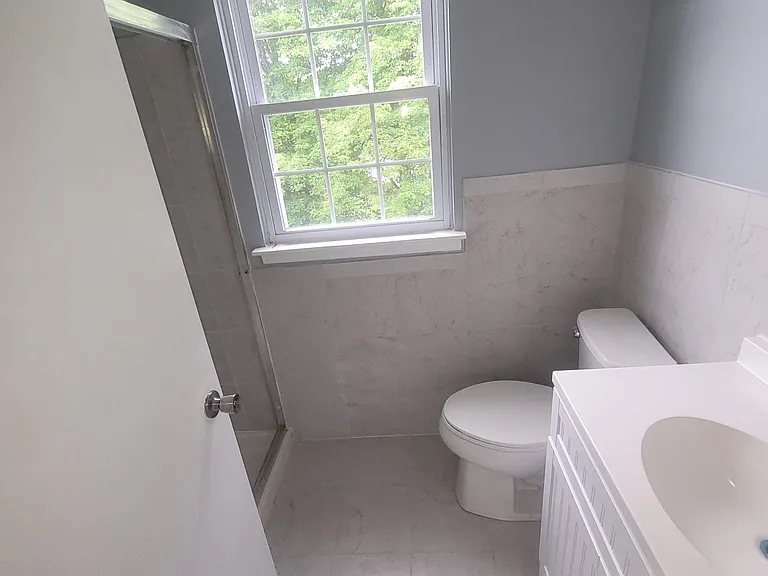 2TH BATHROOM UP STAIR