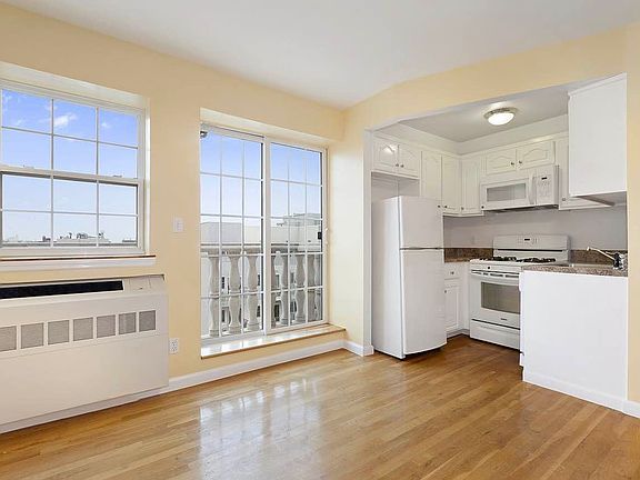 2nd image of 2582 37th St APT 6A