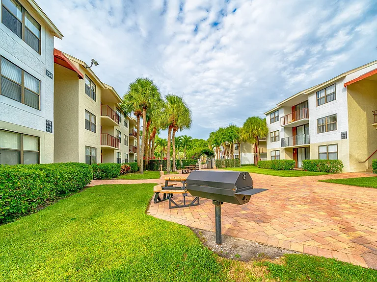 Bella Lago Vista — Photo 17