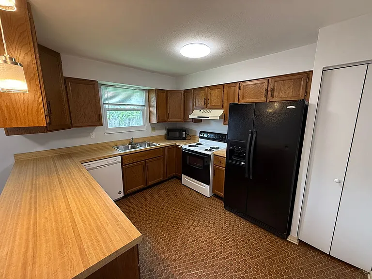 100 Bristol Ct — Photo 7