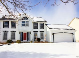 27 Snowberry Ln, East Amherst, NY 14051