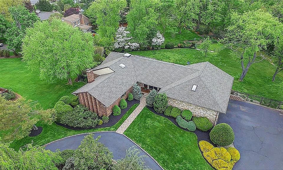2nd image of 18 Greensview Dr