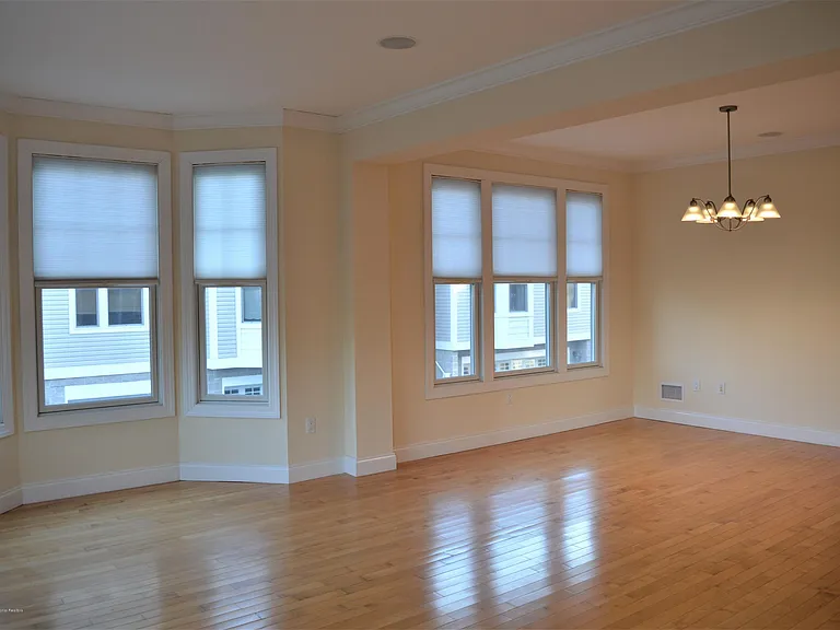 606 Park Ave — Photo 3