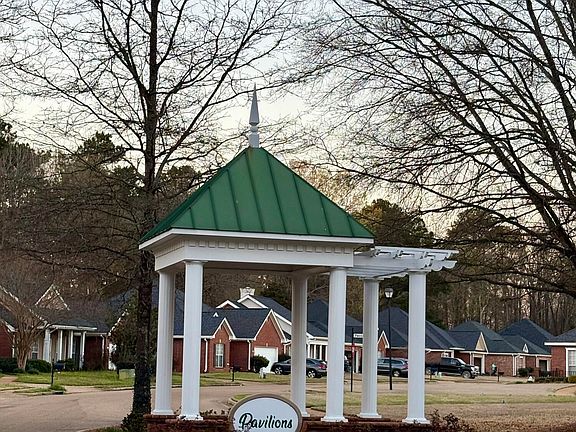 2nd image of 122 Pavilion Dr