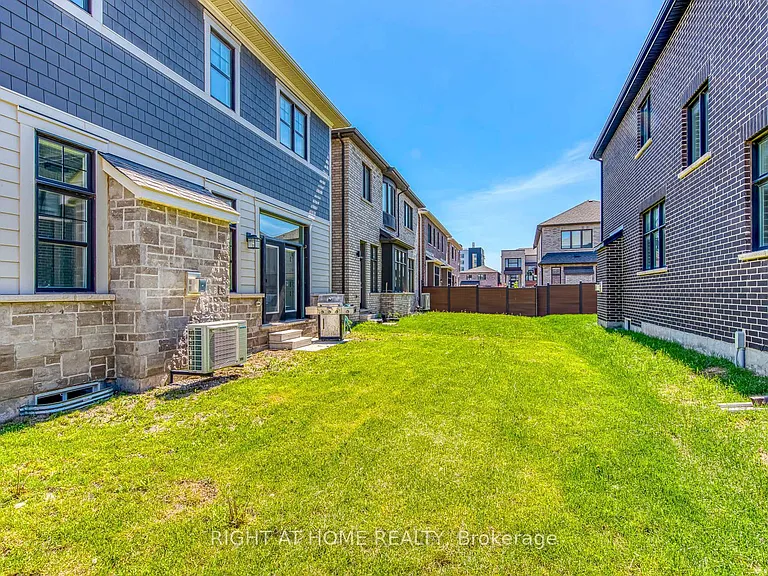1387 Aymond Cres — Photo 27