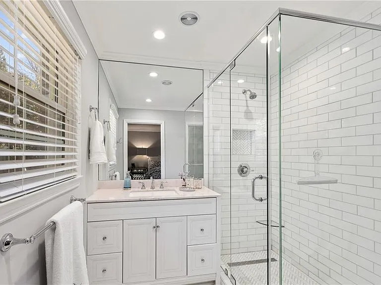 1505 Holly Ln NE — Photo 4