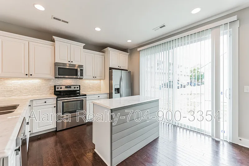 2 bed, 2.5 bath, 1400 sqft, $2,200 — Photo 3