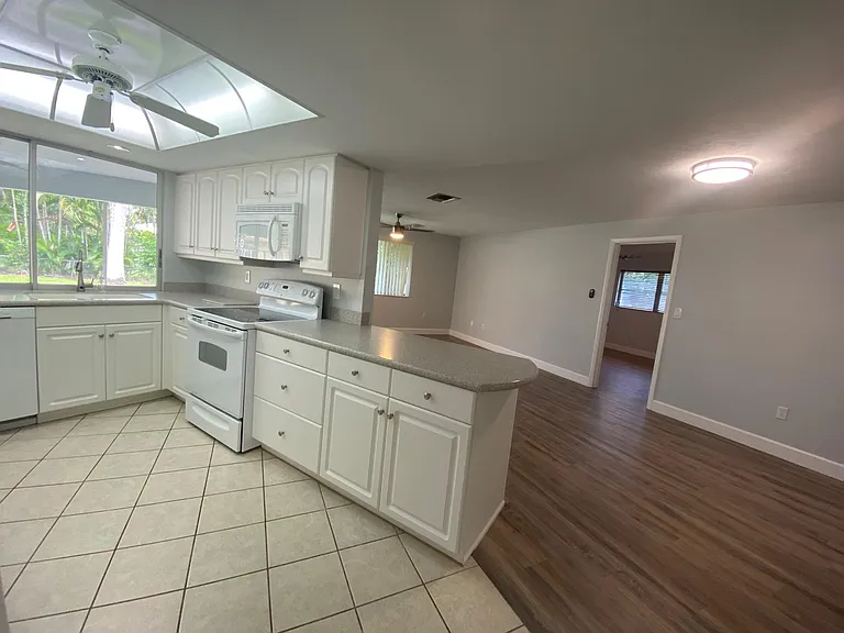 5097 Greenbriar Dr — Photo 12