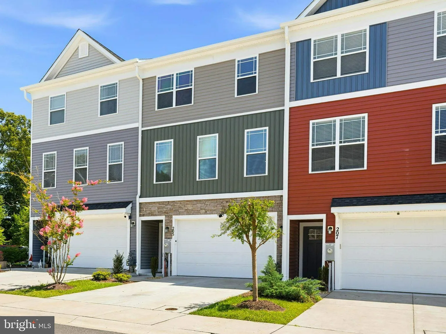 4 bed, 3.5 bath, 2425 sqft, $3,200 — Photo 2