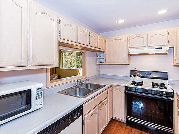 3rd image of 978 Glenrock Ct #43