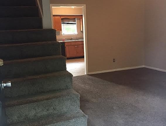 1318 Ruth Entrance & stairs