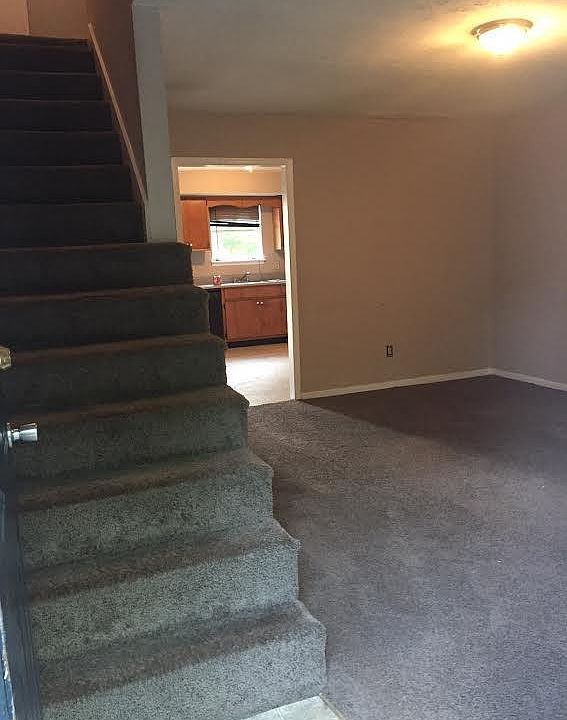 1318 Ruth Entrance & stairs