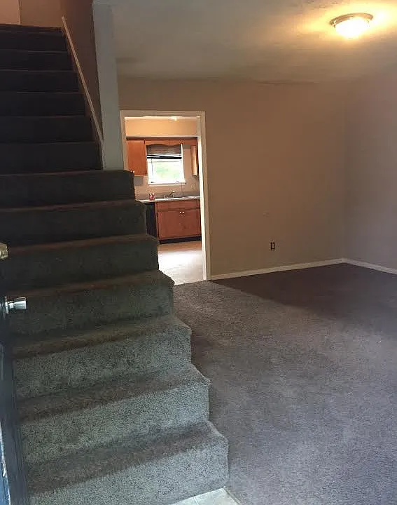 1318 Ruth Entrance & stairs