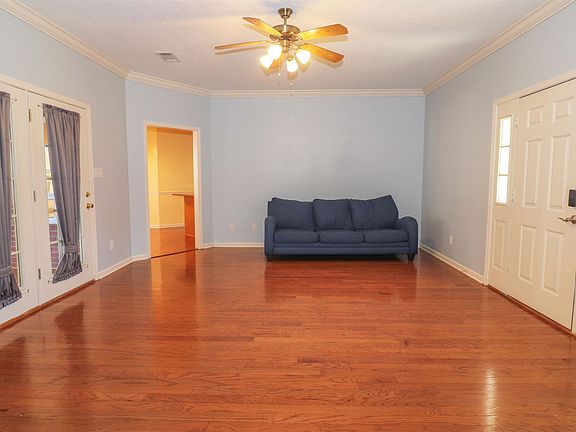5th image of 940 Sandra St