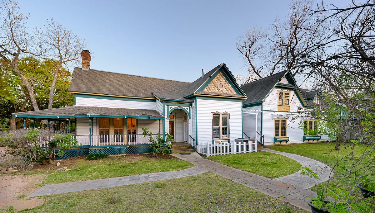 Building Photo - 433 W San Antonio St #E