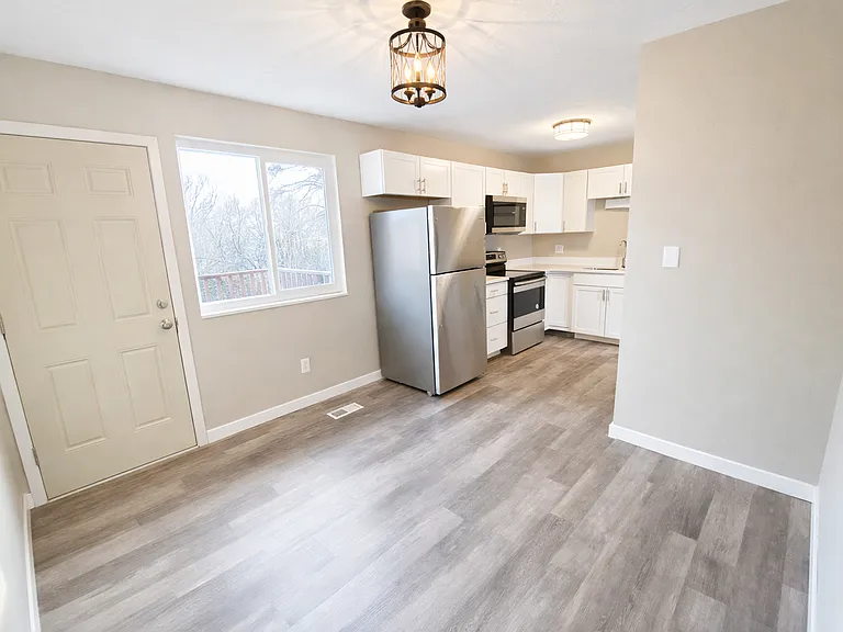 373 Lakewood Dr — Photo 3