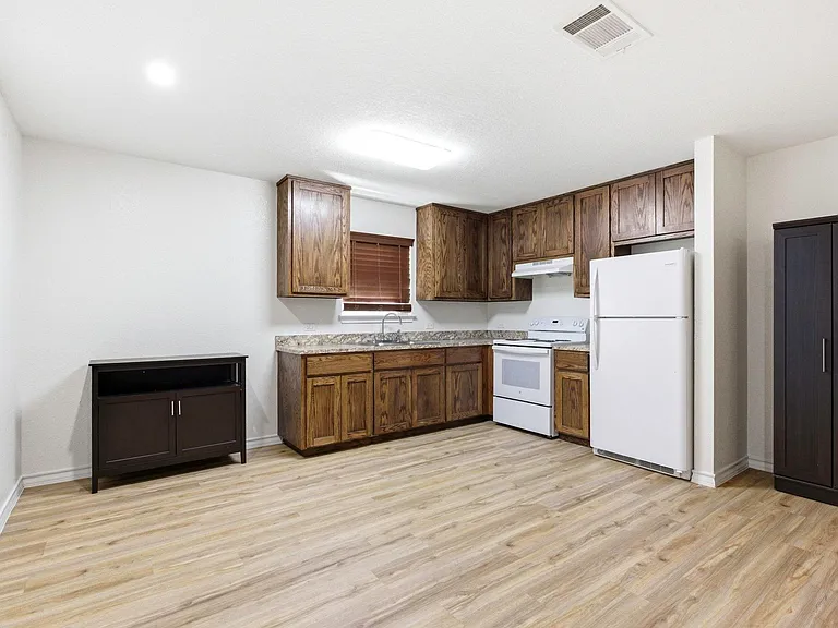 823 N Commerce St #A — Photo 9