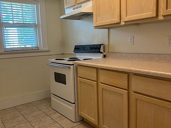 4th image of 1041 College St N APT 6