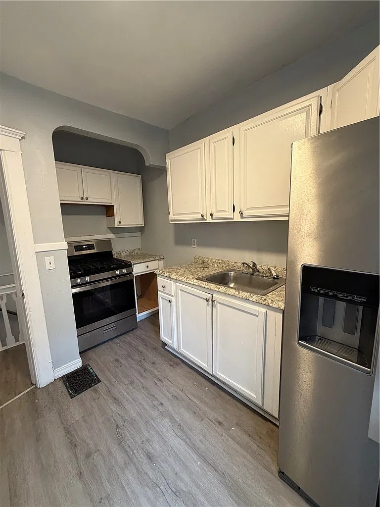 3 bed, 1.0 bath, 7056 sqft, $1,400 — Photo 3
