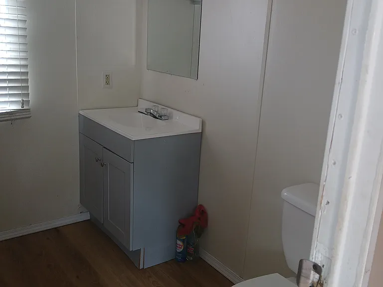 300 Country Springs Dr — Photo 2
