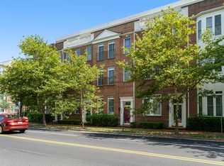 906 Slaters Ln, Alexandria, VA 22314