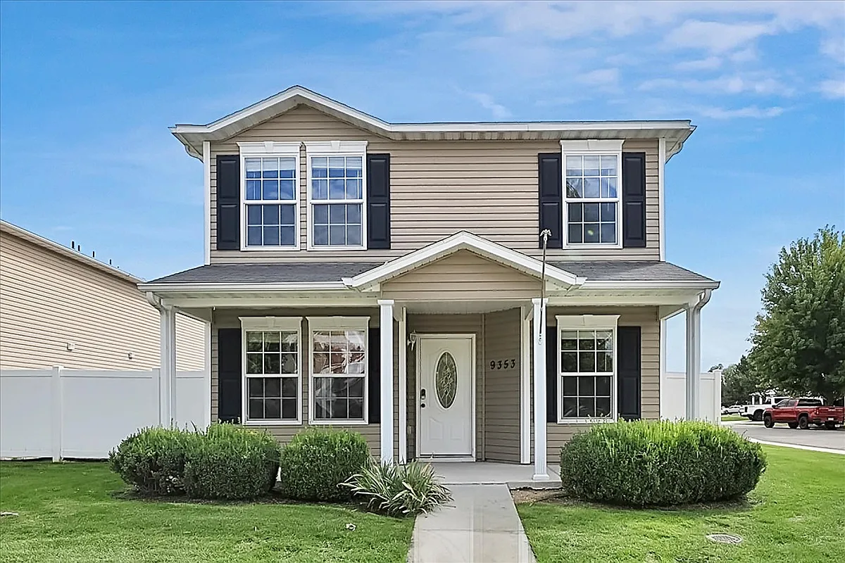 3 bed, 2.5 bath, 2208 sqft, $2,400 — Photo 1