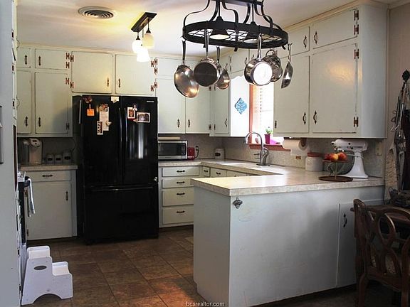 2nd image of 1308 Broadmoor Dr