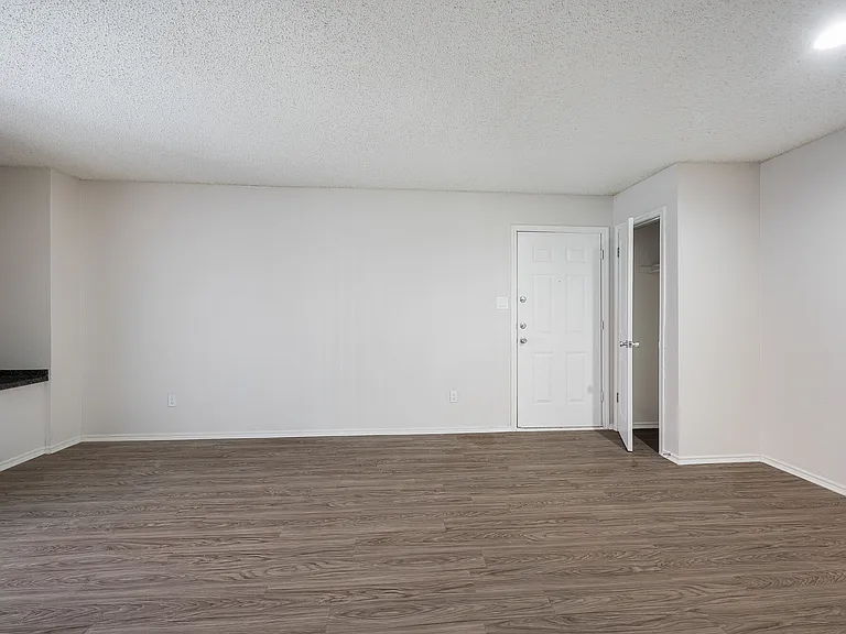 Chesapeake Apartments — Photo 17