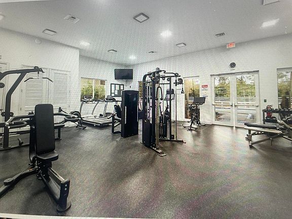 4th image of 552 NW 39th Cir #0