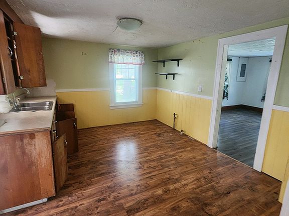 3rd image of 826 Hardy Rd