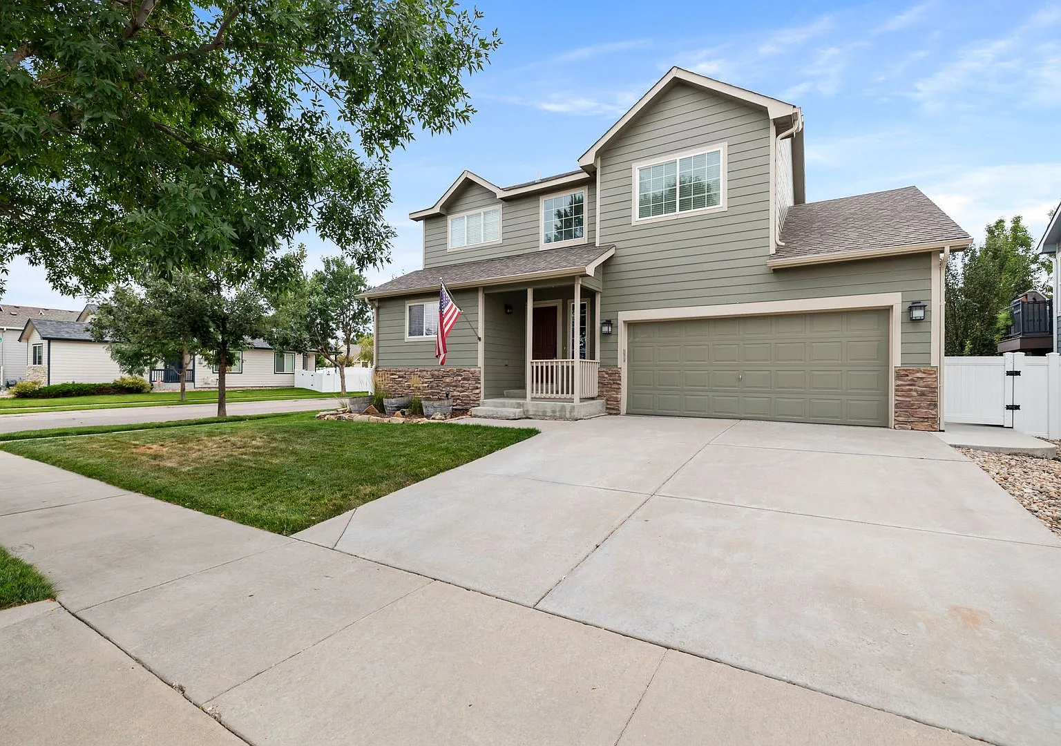 5 Bed 3.5 Bath Home in Maple Hills Available Now!! — Photo 1