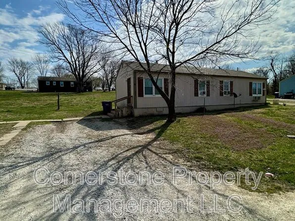 8353 Lakeview Dr, De Soto, KS 66018