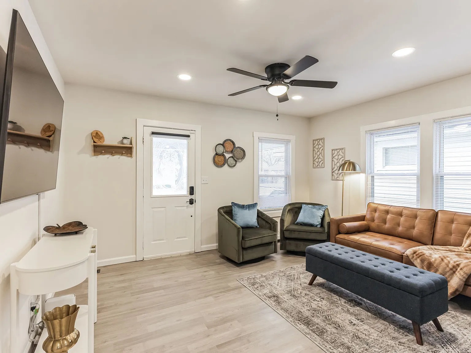 3 bed, 1.5 bath, 1176 sqft, $1,975 — Photo 1